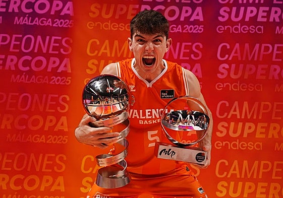 Sergio De Larrea posa con los trofeos de la Supercopa y de MVP del torneo.