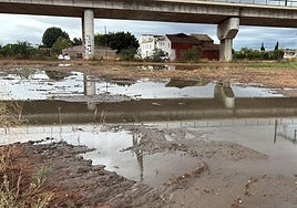 Inmediaciones de la V-30 con parte del caudal desbordado.