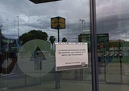 El Lidl de Paiporta cerrado este lunes por la alerta roja.