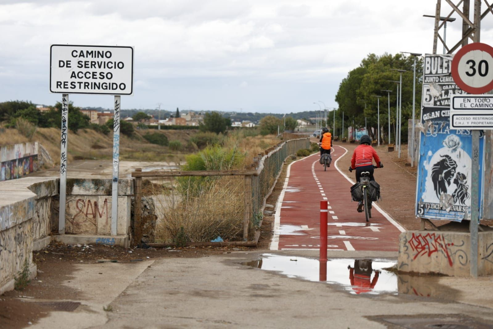 Calles inundadas en la provincia de Valencia por las fuertes lluvias de este lunes