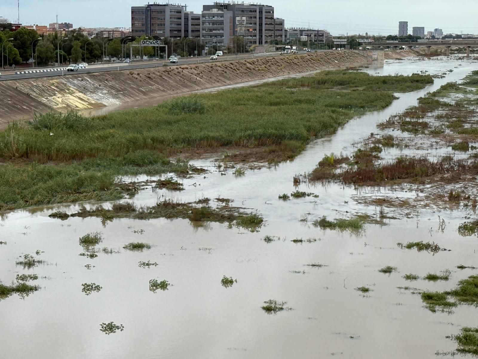 El agua vuelve al nuevo cauce del Túria a su paso por la V-30