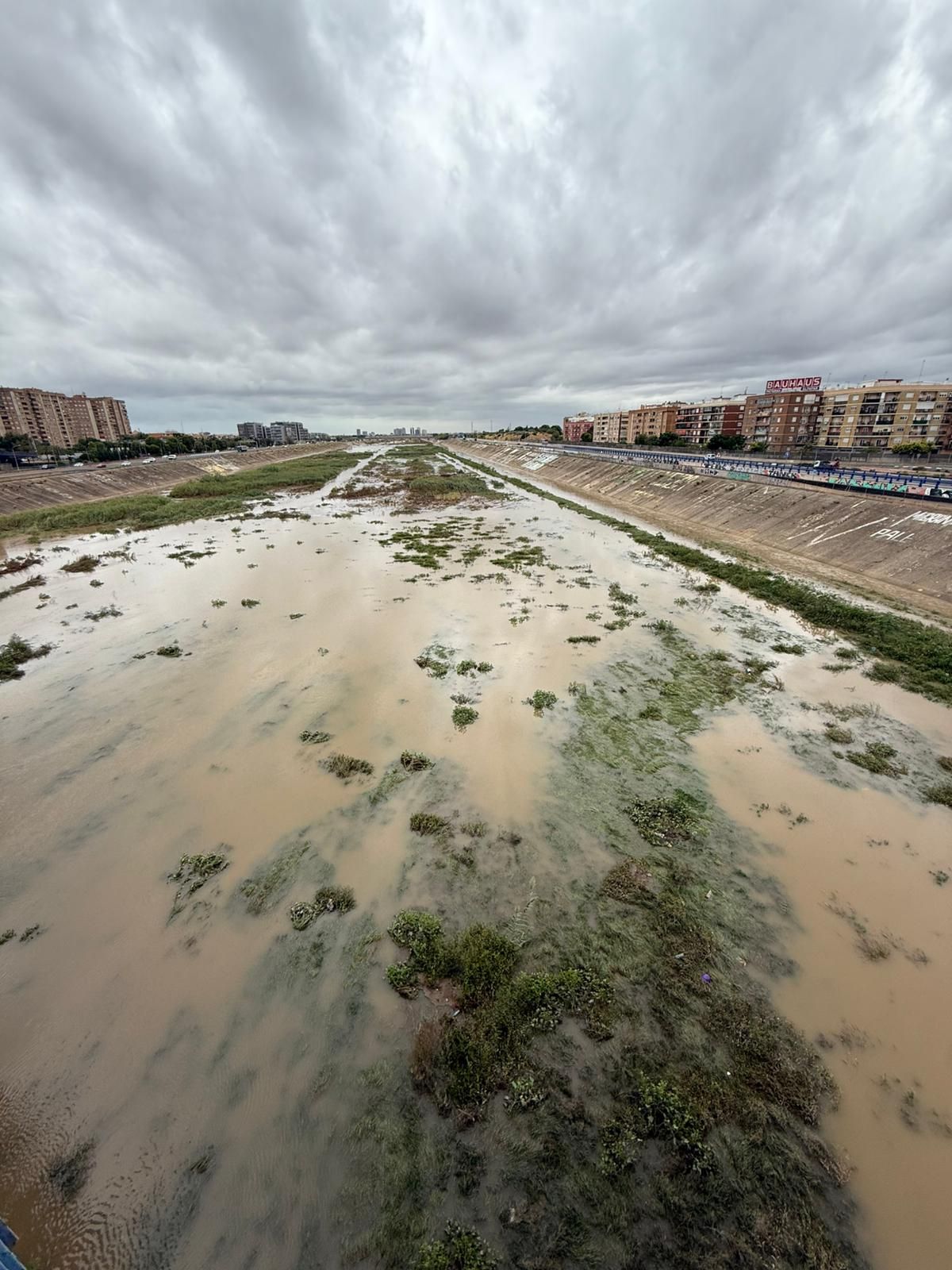 El agua vuelve al nuevo cauce del Túria a su paso por la V-30
