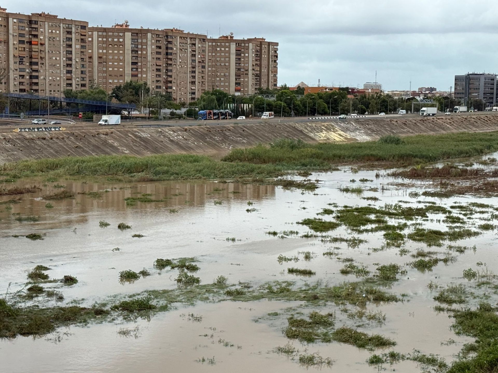 El agua vuelve al nuevo cauce del Túria a su paso por la V-30