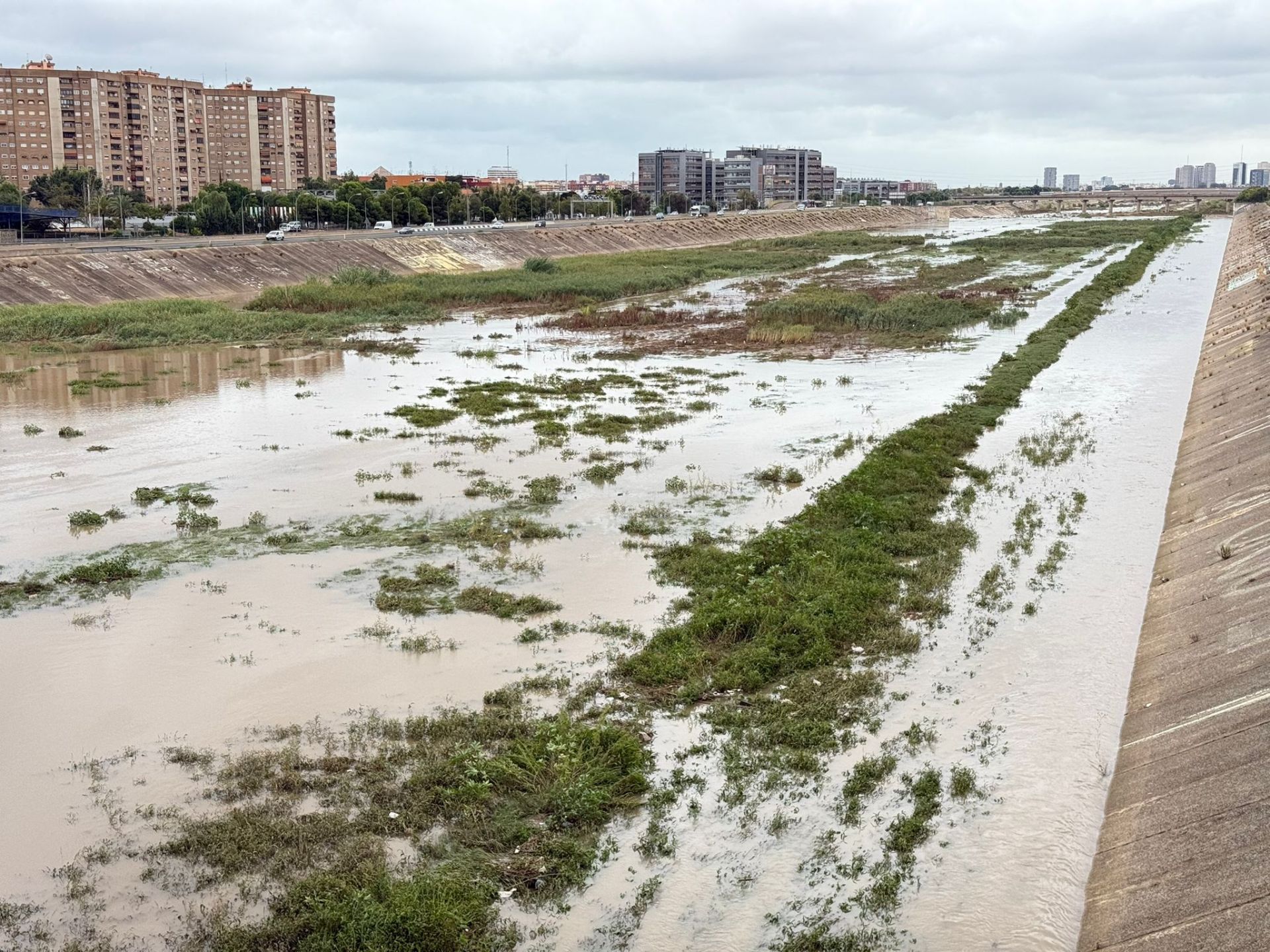 El agua vuelve al nuevo cauce del Túria a su paso por la V-30
