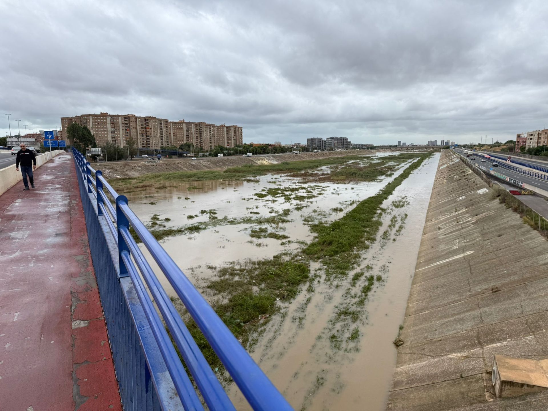 El agua vuelve al nuevo cauce del Túria a su paso por la V-30