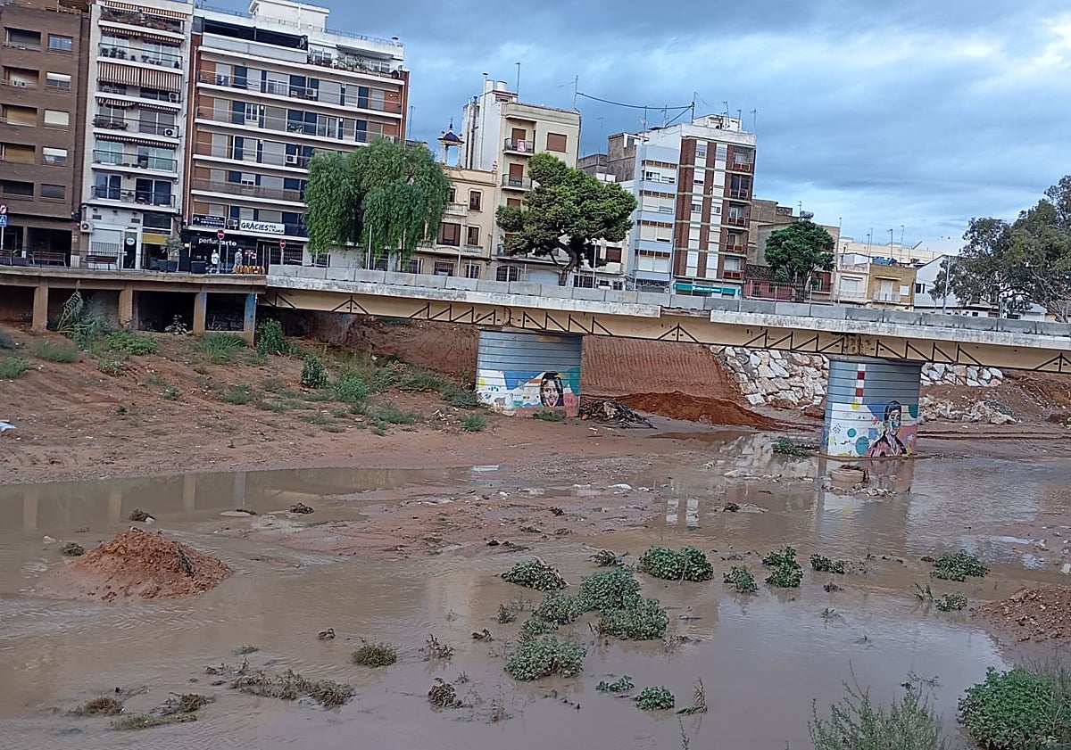 Imagen principal - Puente del Ayuntamiento, paradas cerradas en el mercado y tablas colocadas en la calle Constitución. 