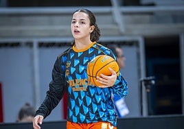 Elena Buenavida, en un calentamiento de un partido del Valencia Basket.