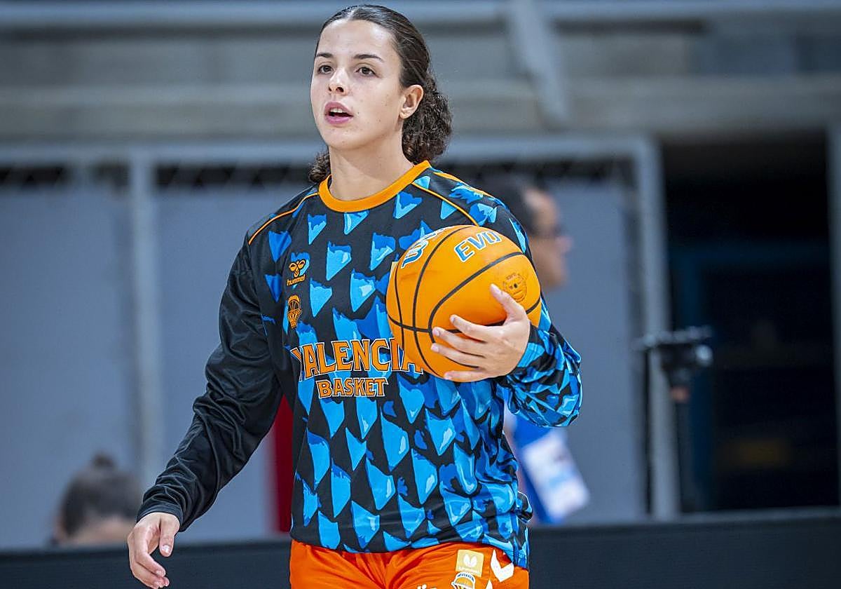Elena Buenavida, en un calentamiento de un partido del Valencia Basket.