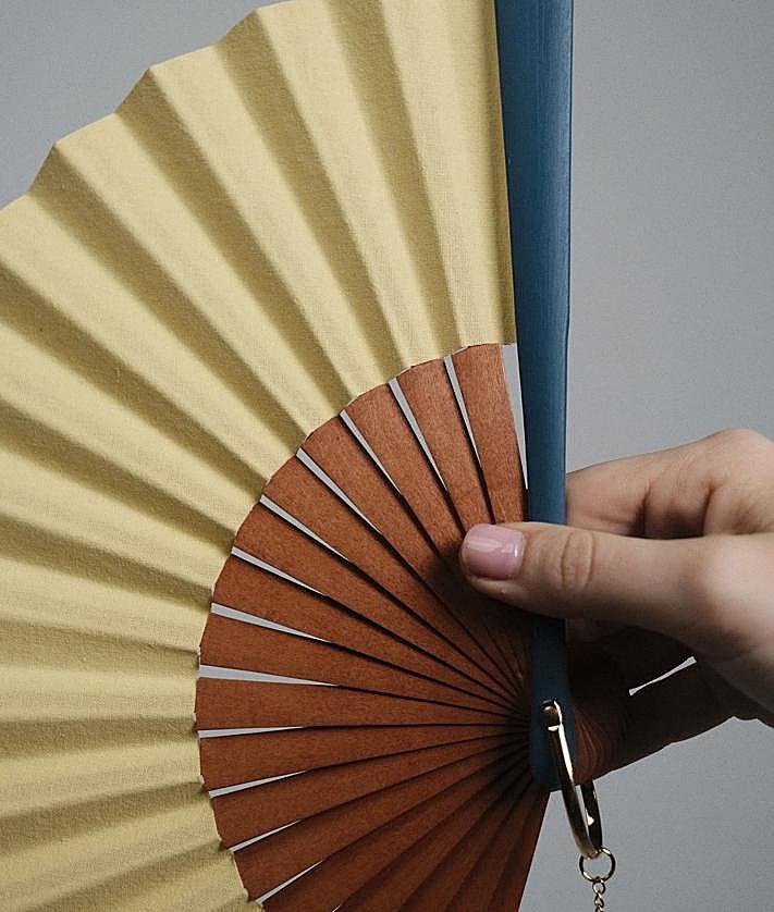 Imagen secundaria 2 - Arriba, Empar Hoyo y su madre en un mercadillo. Abajo, el proceso de los abanicos de Voira, muy artesanal.