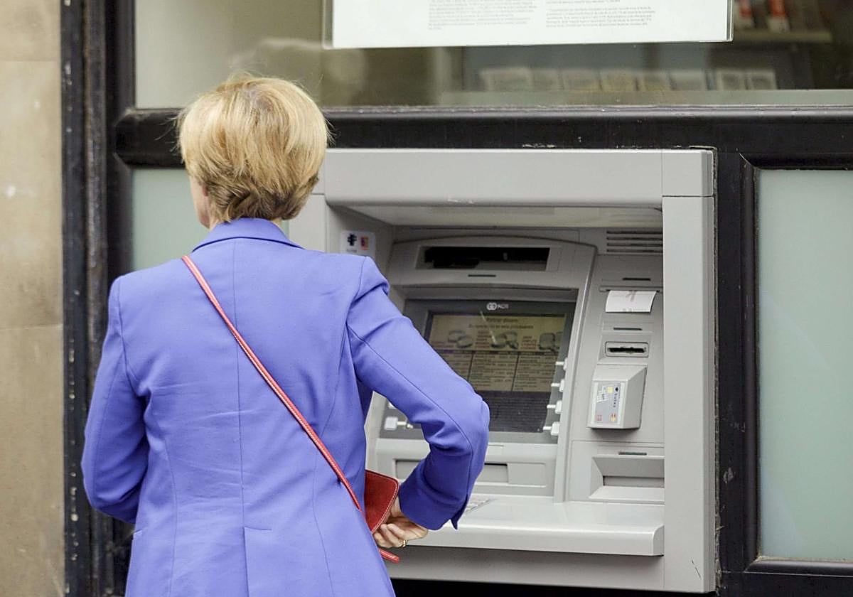 Detenido un hombre en Alicante por estafar a ancianos en cajeros bancarios con el método de la siembra