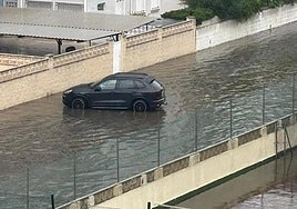 Una calle de la playa de Gandia anegada por la tromba de agua.