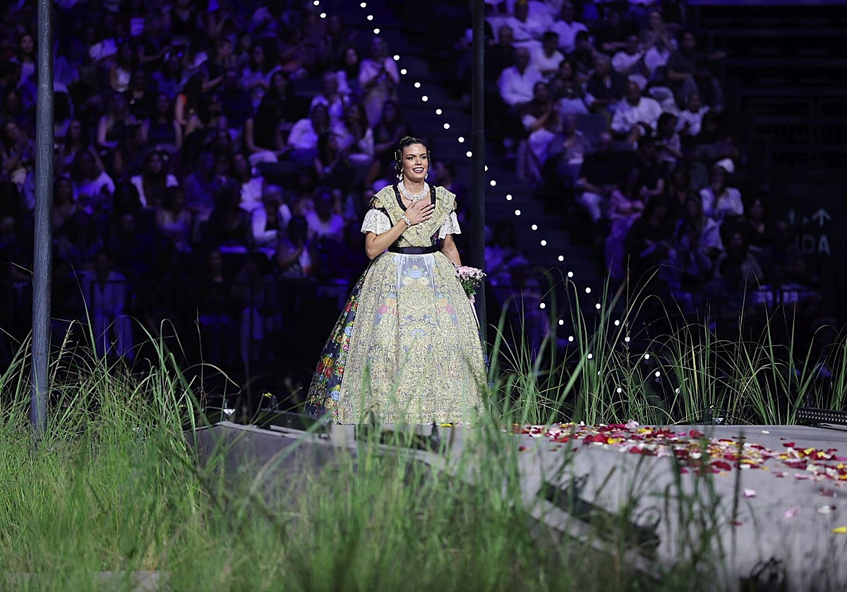 Llegada a la pasarela de Laura Llobell, una de las candidatas a fallera mayor de Valencia 2026.