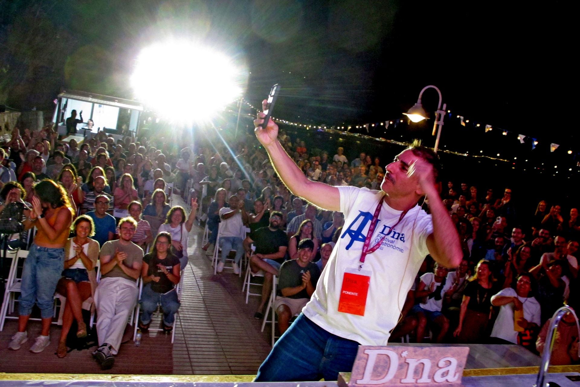 Jordi Roca inmortaliza el momento sobre el escenario del D*na.