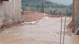 Muro de una obra municipal, caído en Pinet por la lluvia.