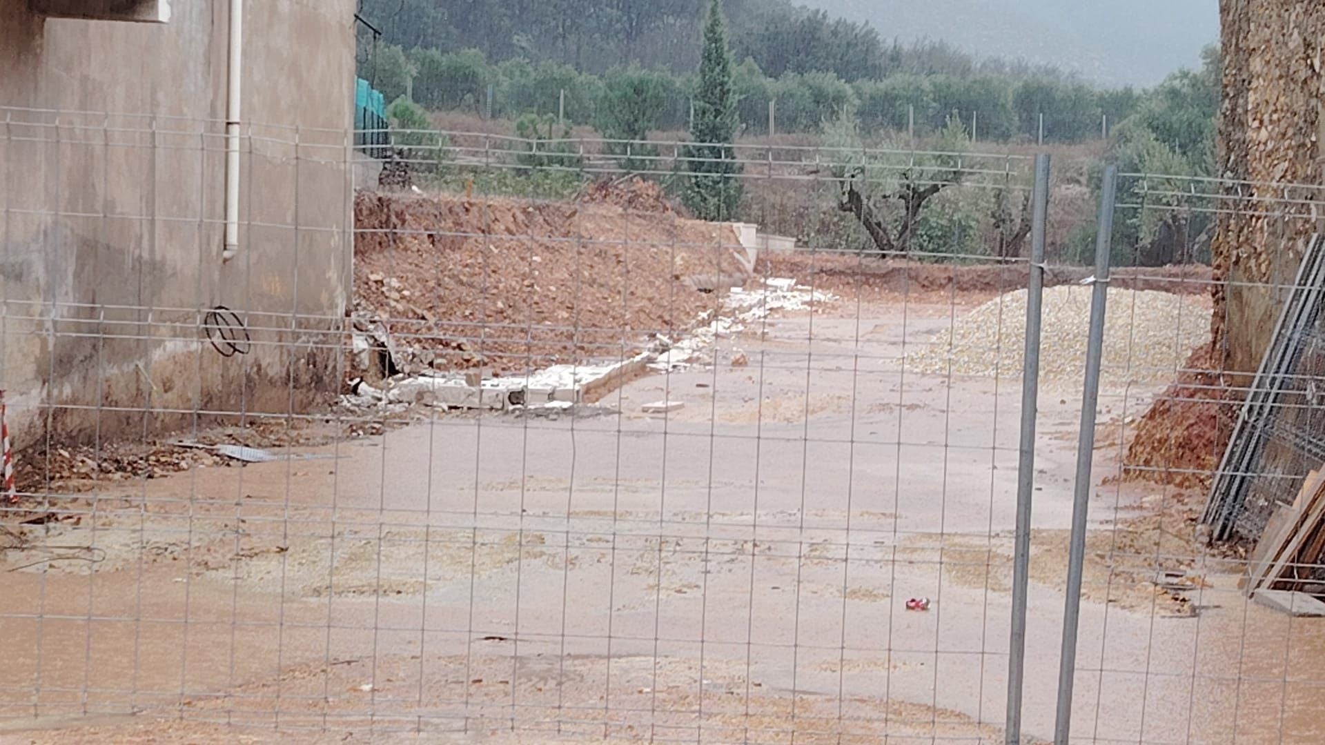 Muro de una obra municipal, caído en Pinet por la lluvia.