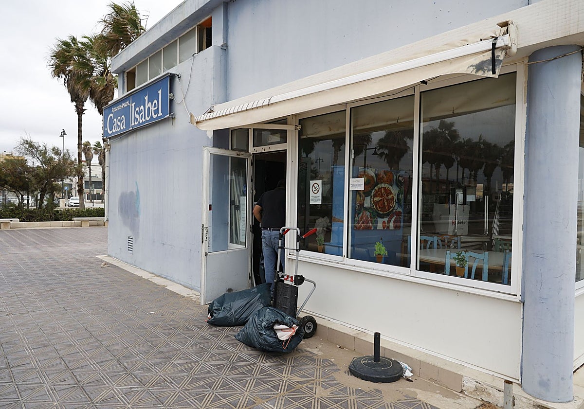 Imagen principal - Primeros trabajos para vaciar el restaurante Casa Isabel, en el paseo de la Malvarrosa.