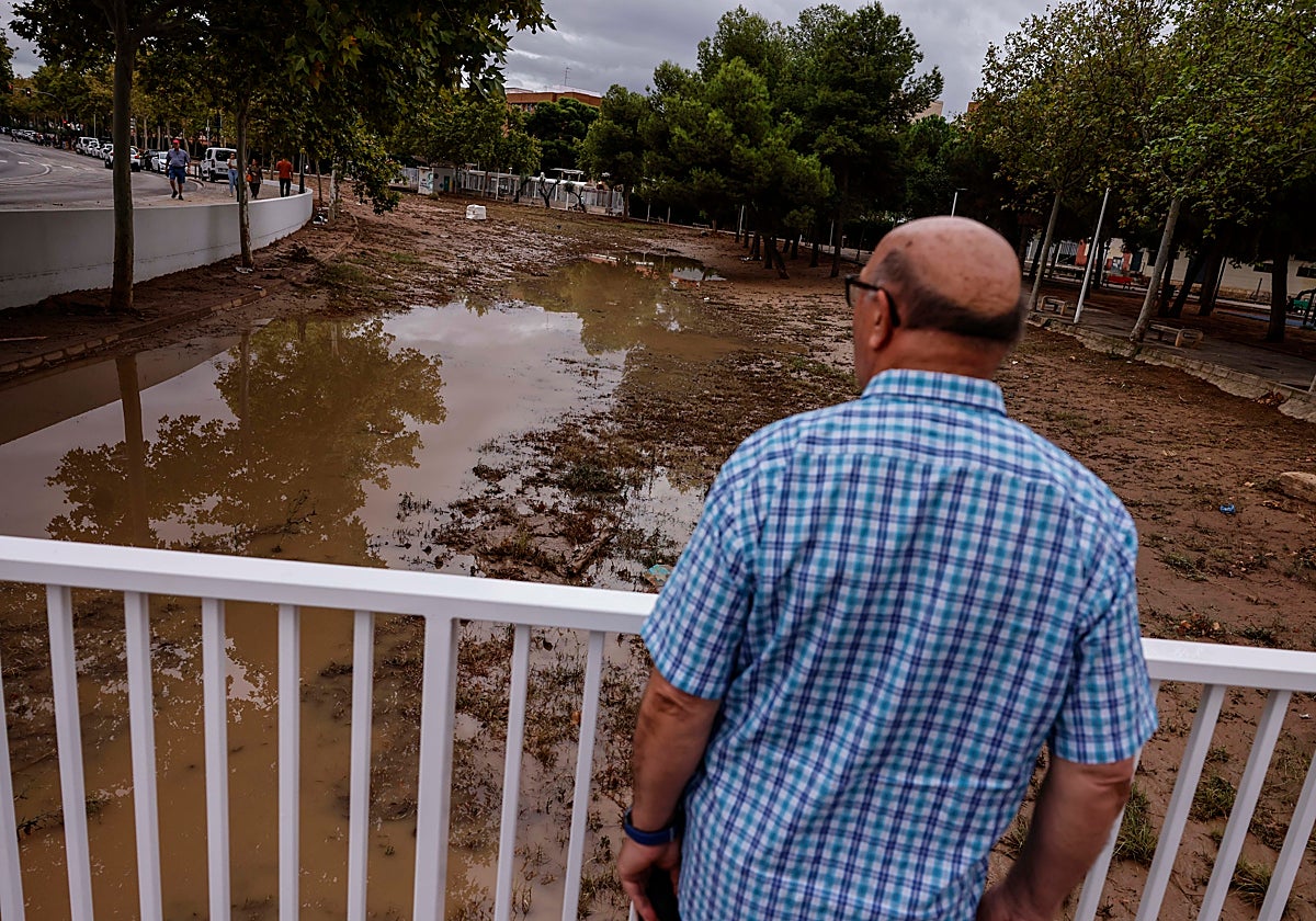 Un hombre mira el cauce de La Saleta en Aldaia vacío el lunes por la mañana.
