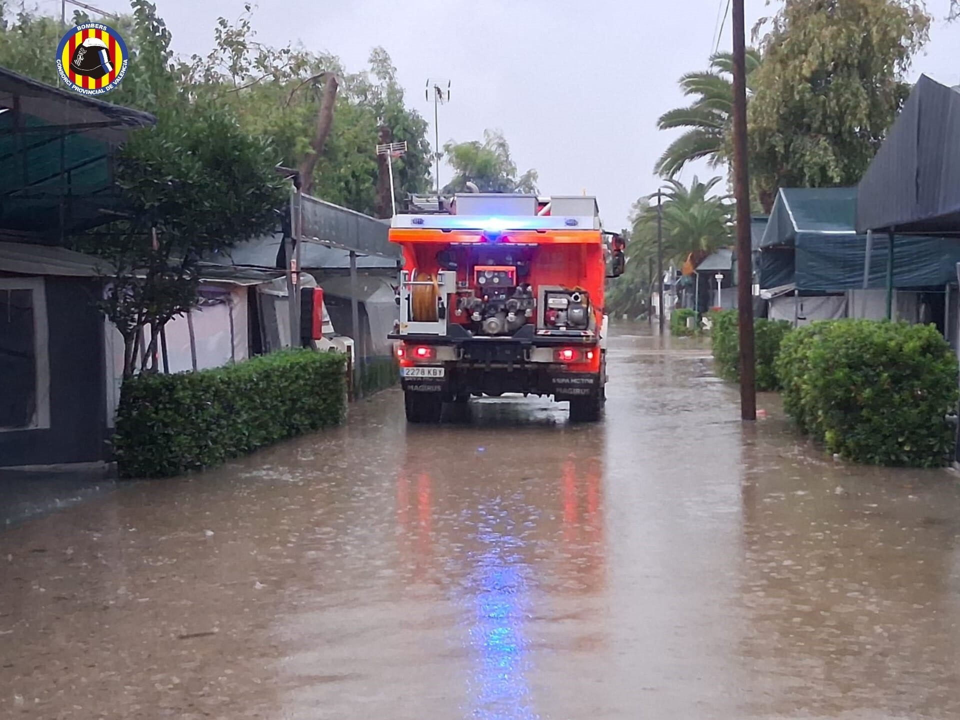 Un camión de bomberos en una calle inundada en Sueca.