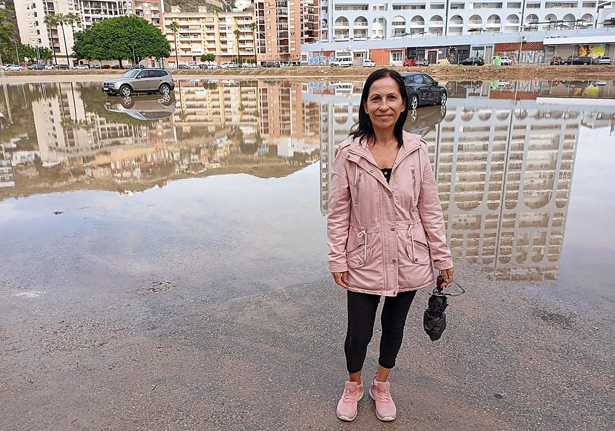 Toñi, en una de las zonas de estacionamiento anegadas por la lluvia.