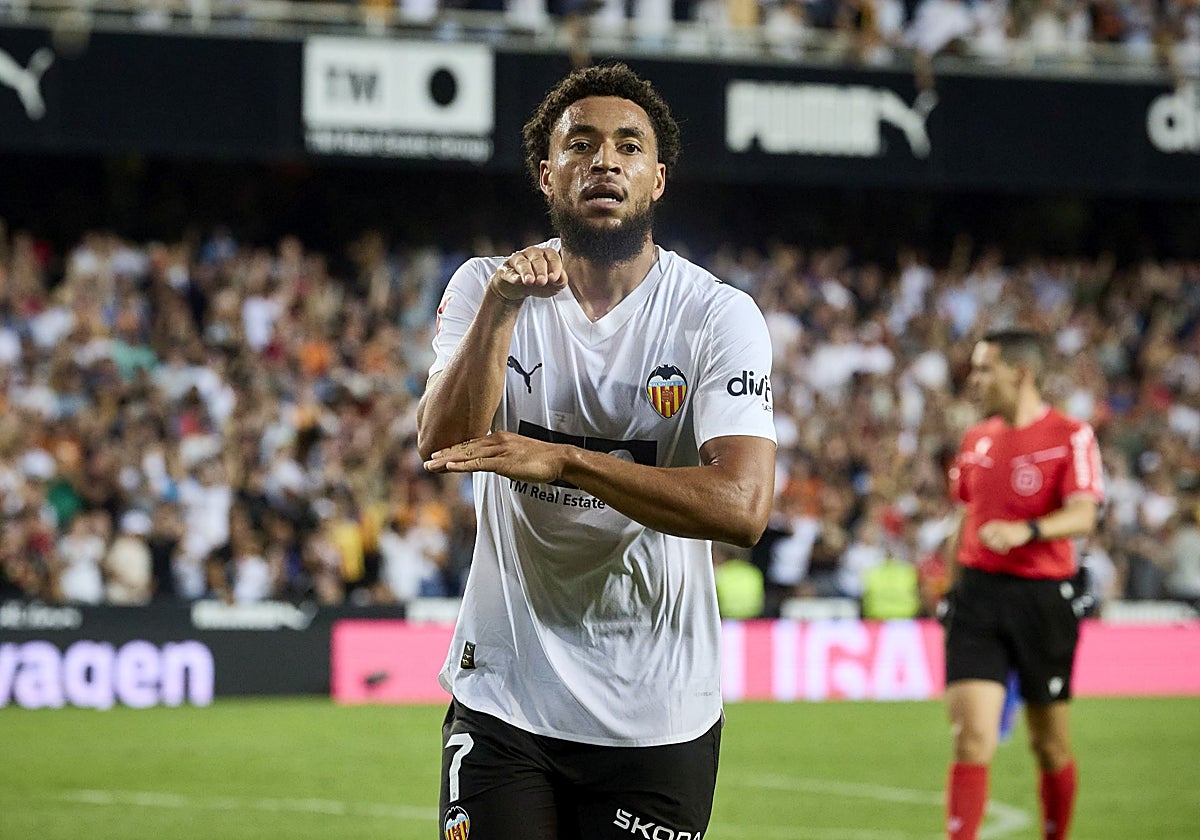 Arnaut Danjuma celebra un gol contra el Getafe en Mestalla.