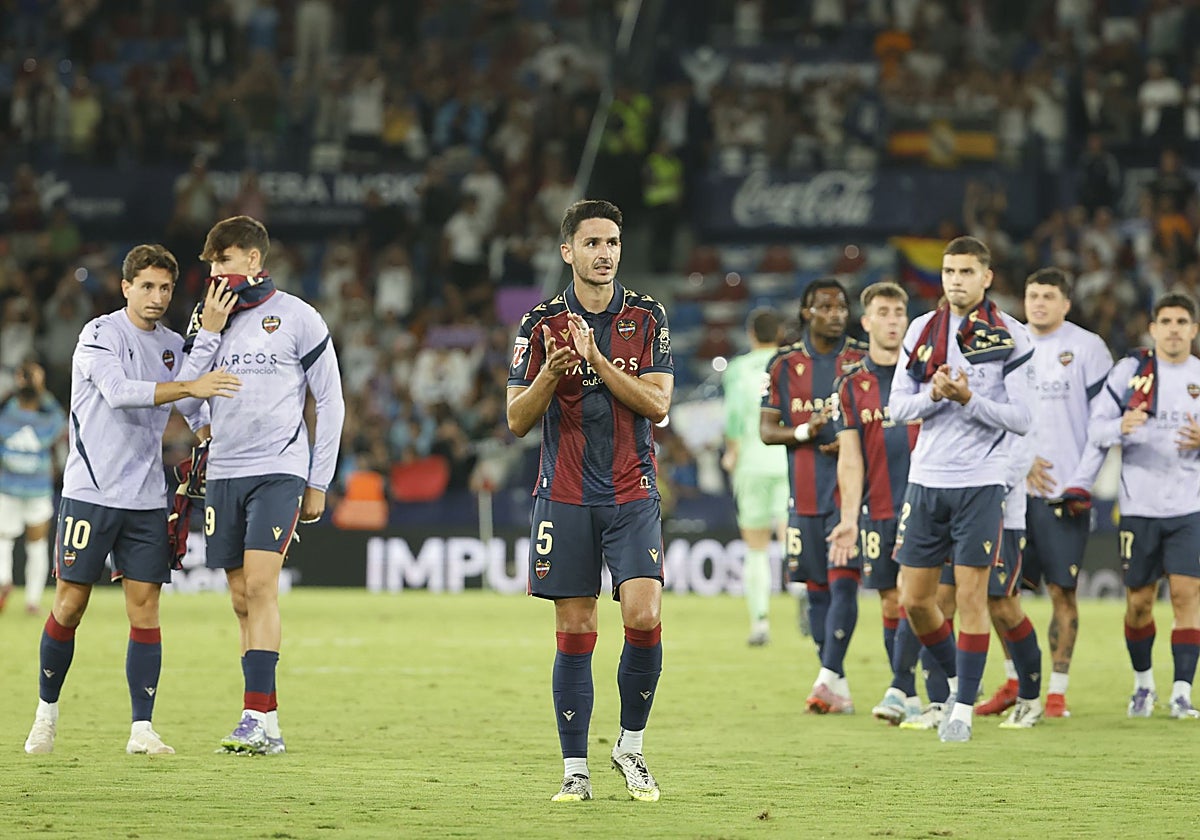 Elgezabal aplaude al público del Ciutat de Valencia.