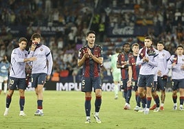 Elgezabal aplaude al público del Ciutat de Valencia.