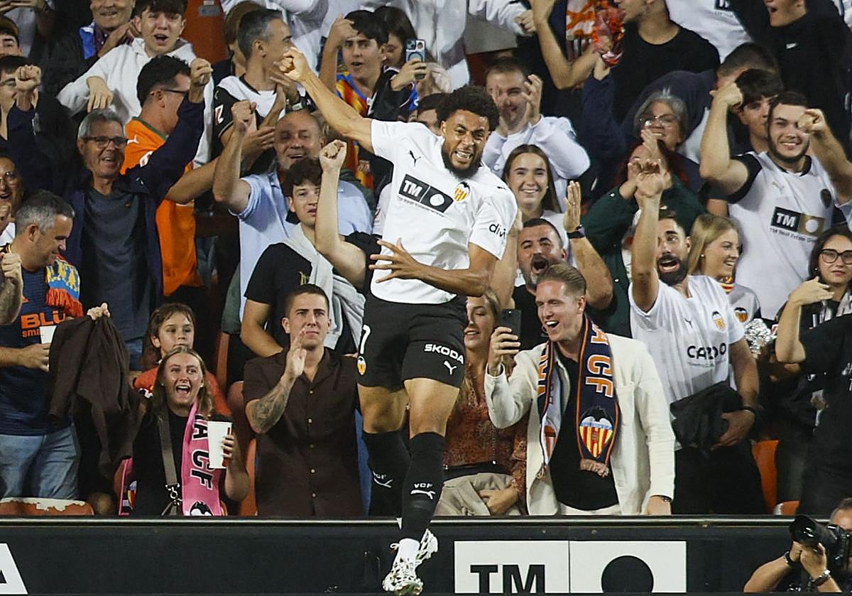 Arnaut Danjuma, celebrando su gol ante el Oviedo en Mestalla.