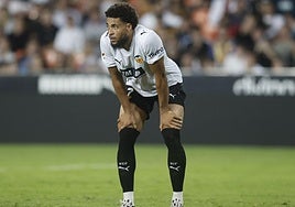 Arnaut Danjuma, cabizbajo en Mestalla.