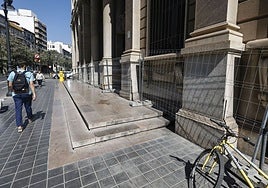El robo se produjo en la calle Guillem de Castro cuando la víctima circulaba en bicicleta.