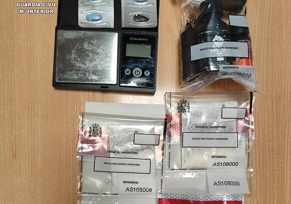 Material que llevaba el detenido para la venta de droga.
