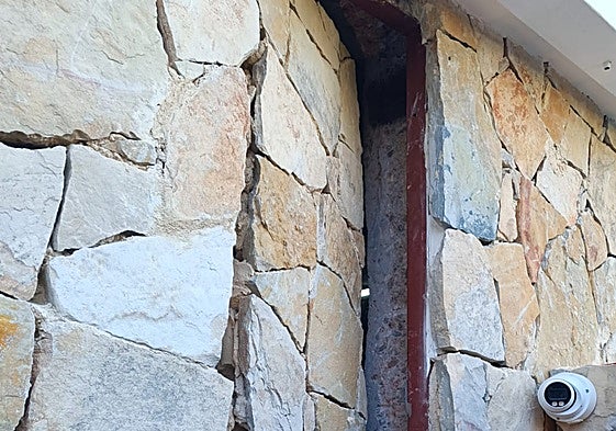 Puerta de la habitación secreta registrada por los policías antidroga.