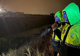 Agentes de Policía Local comprueban el estado del barranco del Carraixet