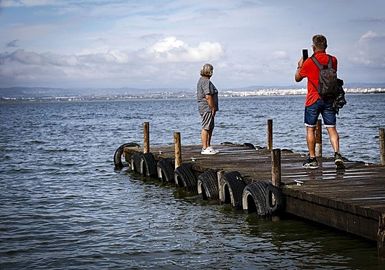 Turistas y visitantes del lago de la Albufera tras el día de lluvía.
