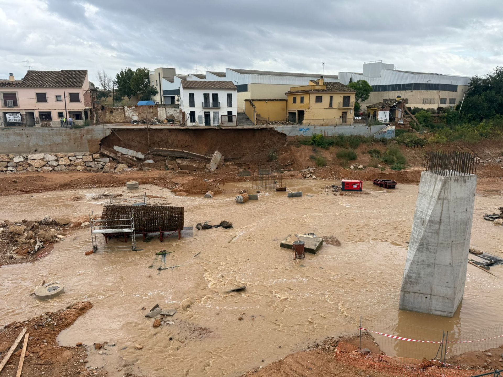 Un talud cae en el Barranco del Poyo a la altura de Picanya