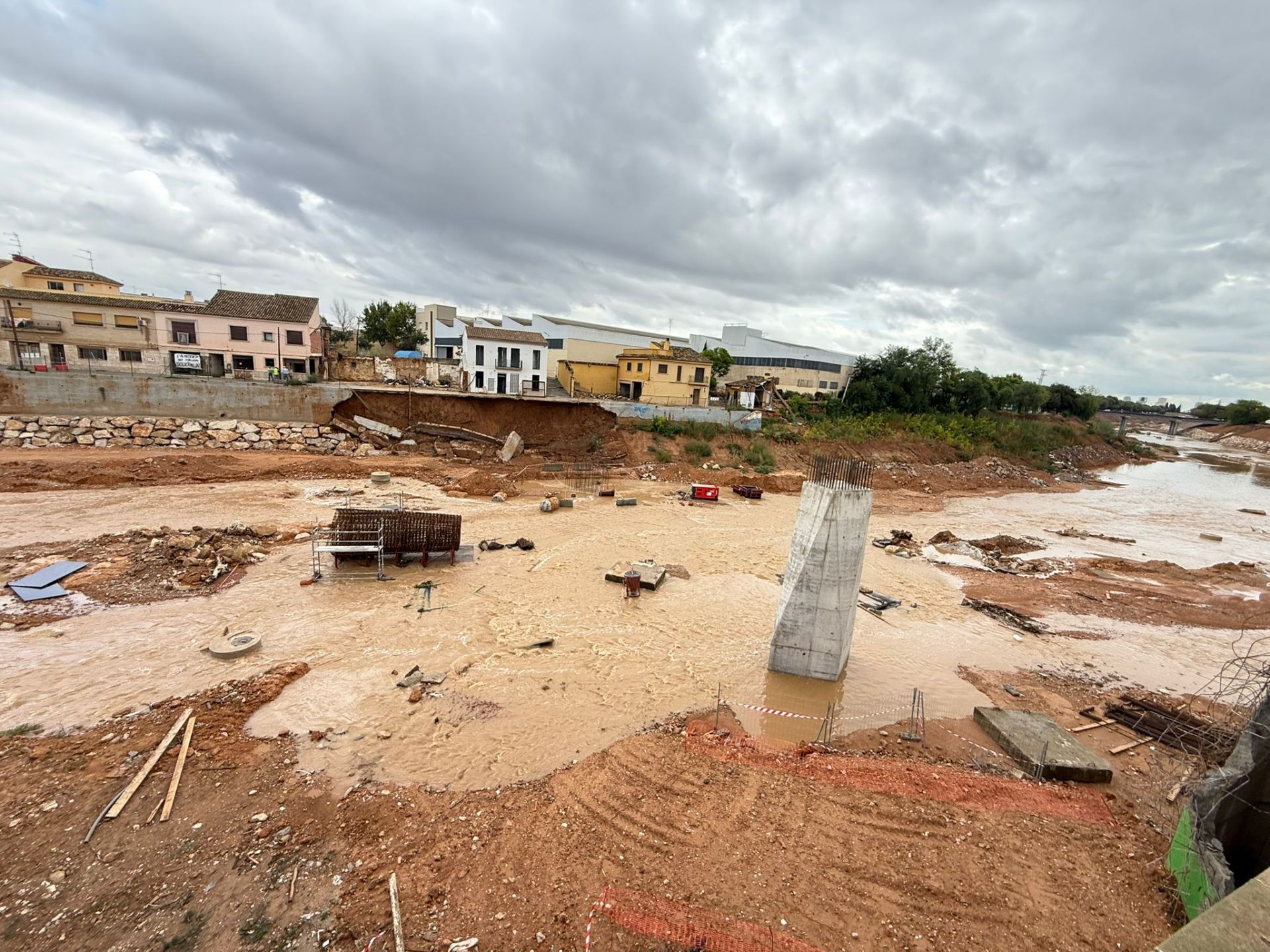 Un talud cae en el Barranco del Poyo a la altura de Picanya