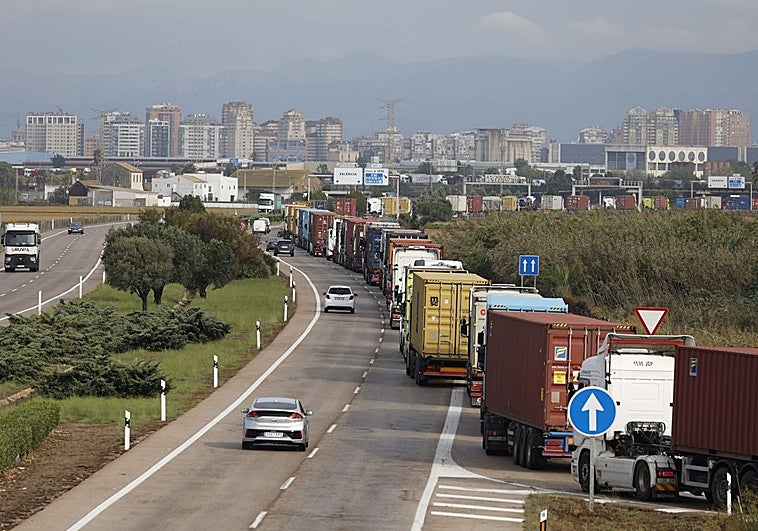 Camiones desfilando por la CV-500.