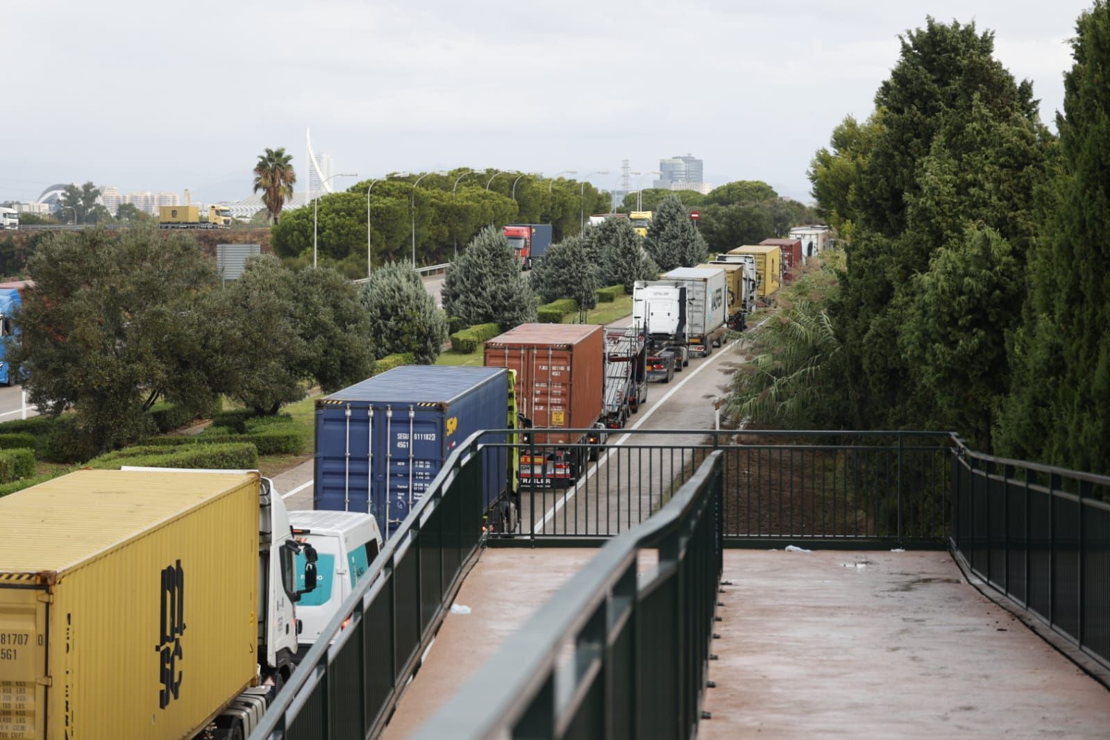 Avalancha de camiones para descargar contenedores en el puerto tras el cierre de la estiba por la alerta roja