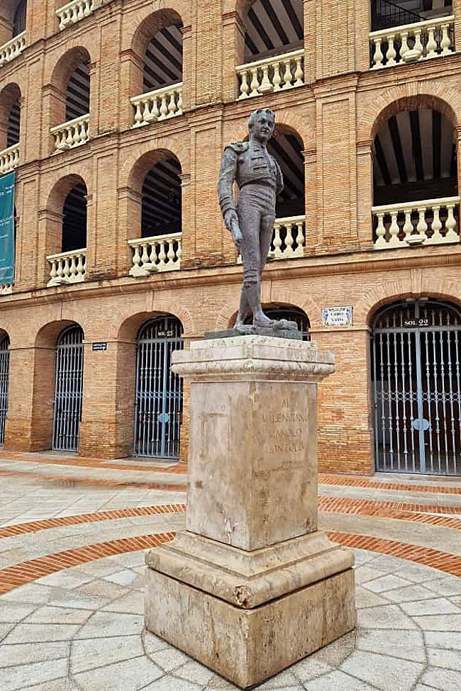 Repavimentación de la calle Xàtiva, cona escultura de Manolo Montoliu.