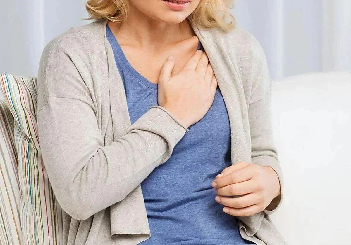 El dolor en el pecho puede ser un síntoma de nivel de colesterol alto.