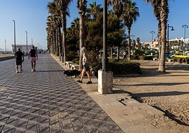 Piezas de mármol del paseo marítimo, rotas desde hace tiempo.