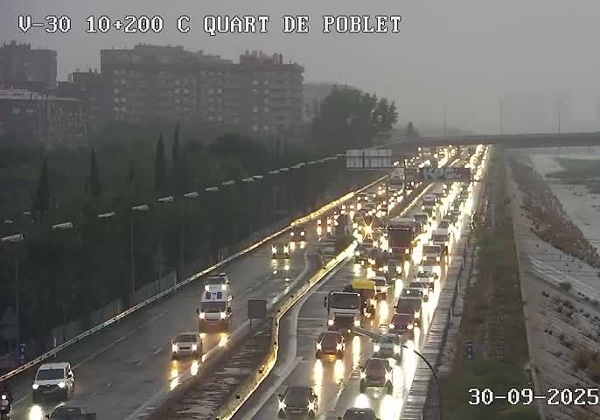 Atascos en la V-30 este martes, 30 de septiembre.