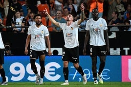 Los jugadores del Valencia celebran un gol en Mestalla.