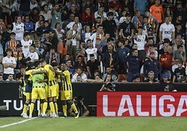 El Real Oviedo celebra un gol en Mestalla.