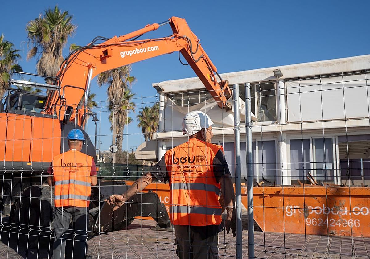 Fotos del derribo del restaurante el Bobo en la Malvarrosa