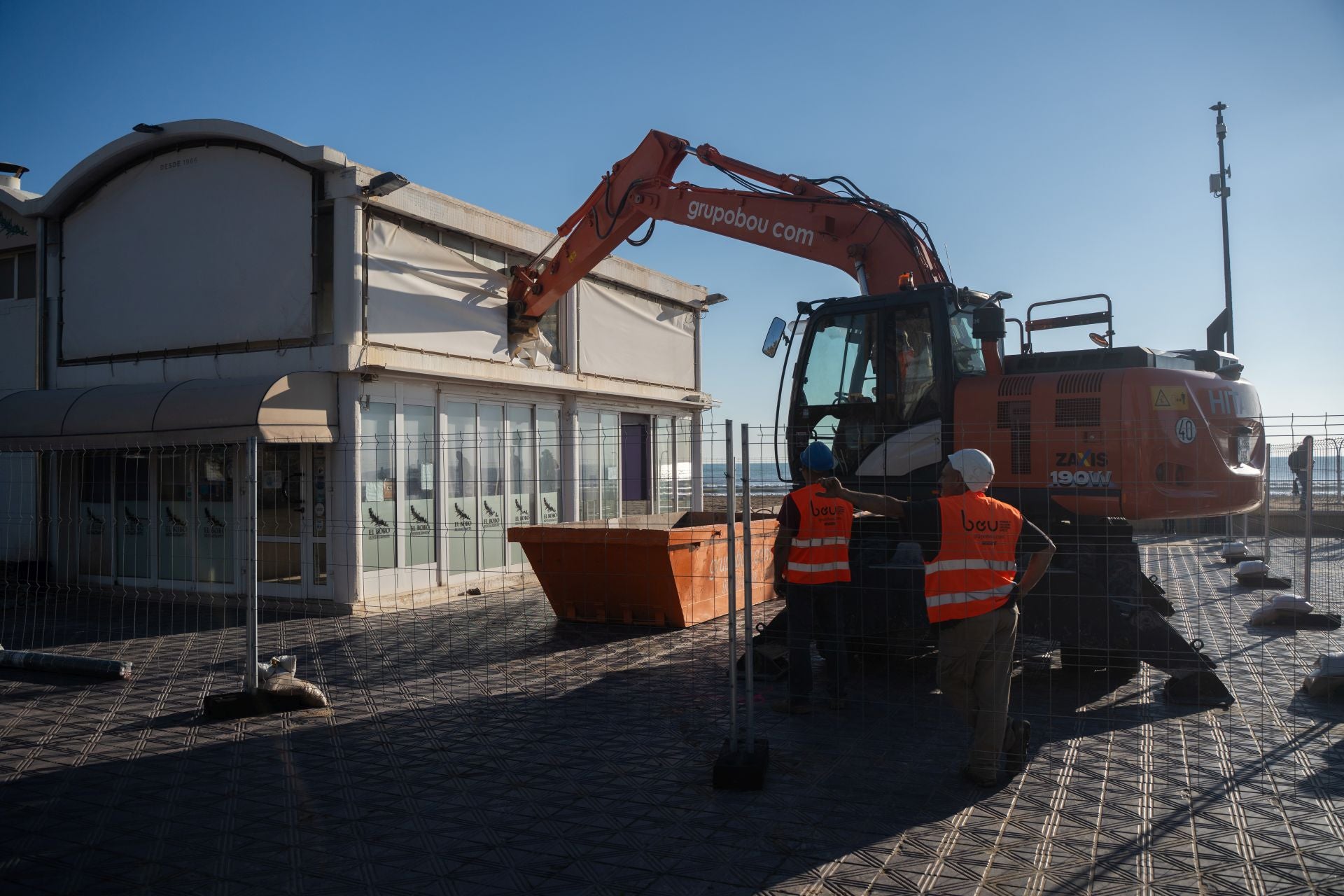 Fotos del derribo del restaurante el Bobo en la Malvarrosa