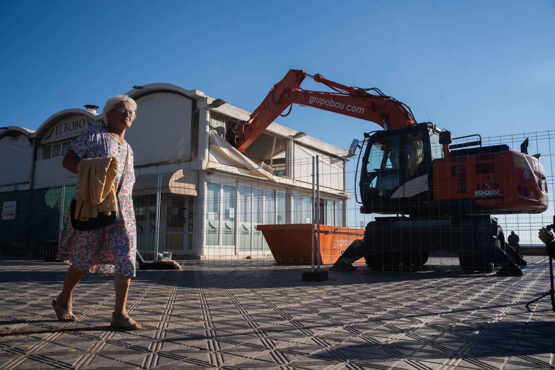 Fotos del derribo del restaurante el Bobo en la Malvarrosa
