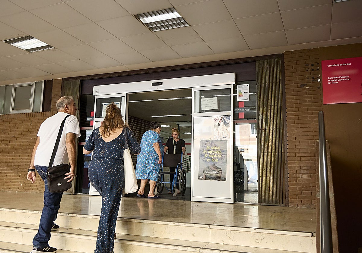 Pacientes entran al hospital Doctor Peset este miércoles por la tarde.