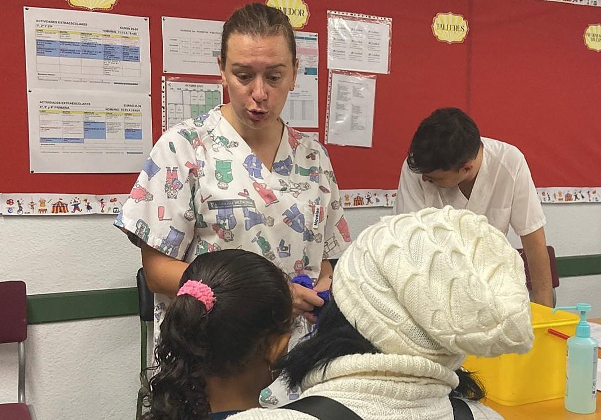 Una alumna del colegio Fernando de los Ríos a punto de ser vacunada.