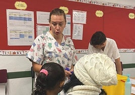 Una alumna del colegio Fernando de los Ríos a punto de ser vacunada.