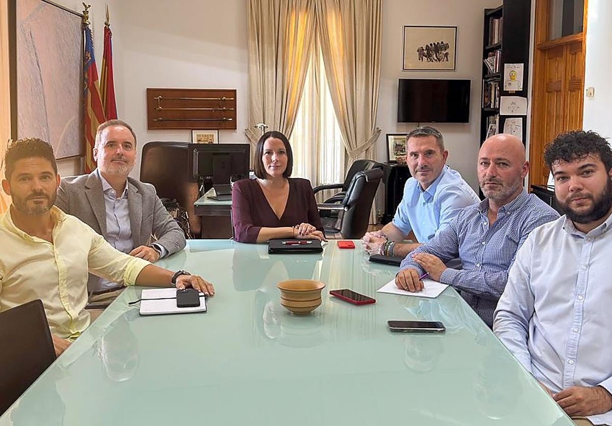 La alcaldesa Orts, junto a varios ediles del gobierno municipal de Moncada.